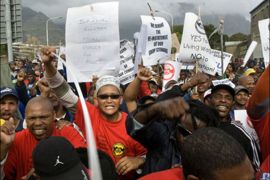 afp : Some 6,000 striking municipal workers march to the Civic Centre in the center of Cape Town on July 29, 2009, demanding a 15 percent pay increase. Thousands of