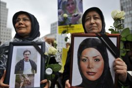 afp : Protesters look on during a rally to demand the release of political prisoners in Iran as part of a "Global day of action" on July 25, 2009 in Berlin. Parallel to the rally, some 60