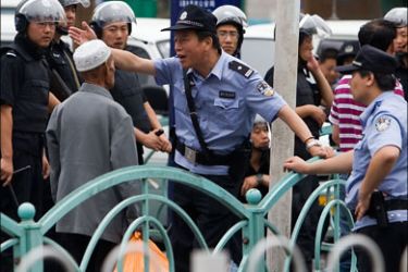 epa : epa01790163 Police have a heated discussion with an ethnic Uygur on the streets following a small protest after the Friday prayer in Urumqi, Xinjiang province, China, 10 July