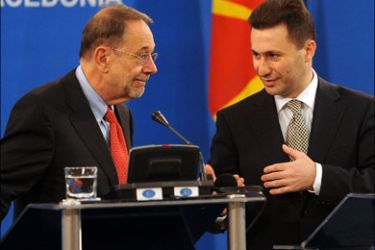 afp : European Union foreign policy chief Javier Solana (L) speaks with Macedonian Prime Minister Nikola Gruevski in Skopje on July 14, 2009.Solana is on a one day official visit to