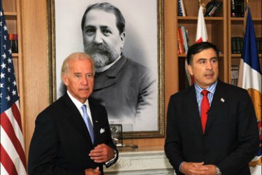 afp : US Vice President Joe Biden (L) speaks with Georgian President Mikheil Saakashvili in Tbilisi on July 23, 2009. Biden pledged continued US support for Georgia as he met