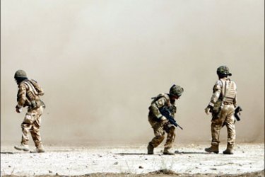 r : British soldiers cover themselves from dust as a helicopter lands at the Malgeer village in Helmand province July 26, 2009. REUTERS/Omar Sobhani (AFGHANISTAN