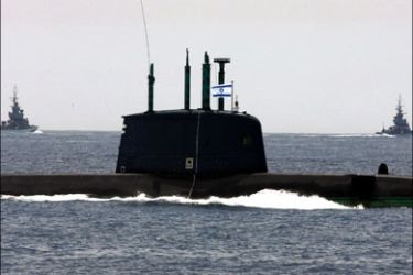 afp : (FILES) A picture taken on May 5, 2008 shows an Israeli Dolphin-class submarine escorted by vessels sailing the Mediterranean Sea off the city of Tel Aviv during special naval