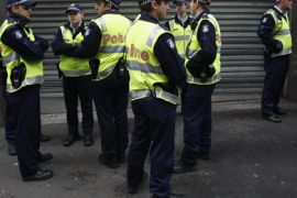 Australian police officers stand outside a Melbourne Court where four men were charged with planning an attack on a military base August 4, 2009. Australian police arrested