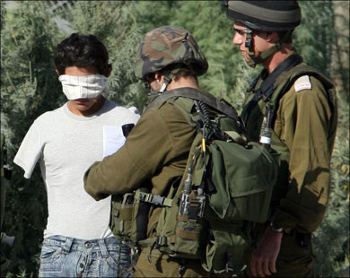 جنود إسرائيليون يعتقلون شابا فلسطينيا قرب نابلس (الفرنسية-أرشيف)