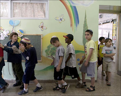 تلامذة إسرائيليون يهرعون للملاجئ في تدريبات على تعرض إسرائيل لهجمات صاروخية (الفرنسية-أرشيف)