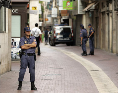 الشرطة الإسبانية عززت إجراءاتها الأمنية تحسبا لوقوع تفجيرات جديدة (رويترز)