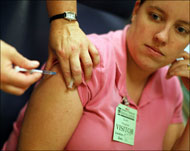 أميركية تتلقى لقاحا ضد إنفلونزا الخنازير الذي تقدر الإصابات به بـ50 مليون حالة(رويترز-أرشيف)