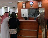 آلاف الكويتيين فقدوا وظائفهم بسبب الأزمة(الجزيرة نت)