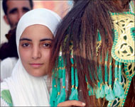 الفارسة الشابة الزاهية أبو الليث باللباس التقليدي المغربي رفقة فرسها رعد (الجزيرة نت)