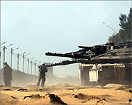 دبابات إسرائيلية بالقرب من قطاع غزة  (الفرنسية-أرشيف)