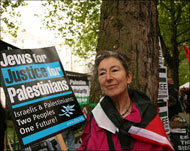 اليهودية نعومي إدريسي في مظاهرة في لندن في يوم النكبة (الجزيرة نت-أرشيف)