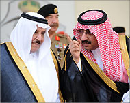 وزير الداخلية الأمير نايف بن عبد العزيز (يسار) ومعه نجله ومساعده للشؤون الأمنية الأمير محمد (الفرنسية) 