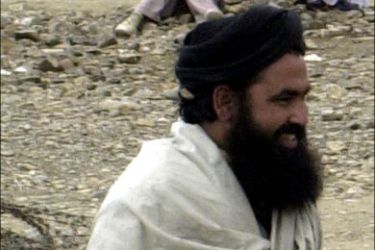 r : Pakistani Taliban chief Baitullah Mehsud is seen after a meeting with security forces in Sara Rogha, located in Pakistan's South Waziristan in this February 7, 2005 file