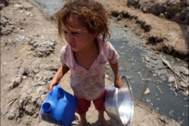 r : An Egyptian girl fills a container with water from a polluted pond in Abu Passat village in Al Fayyum, about 50 miles (80 km) southwest of Cairo, August 3, 2009. Abu Passat