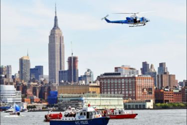 afp : HOBOKEN, NJ - AUGUST 08: Rescue boats circle the area where a small airplane and helicopter collided over the Hudson River August 8, 2009 in Hoboken, New Jersey.