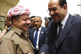 Kurdish President Masoud Barazani (L) welcomes Iraq's Prime Minister Nuri al-Maliki (R) after his arrival at Iraq's autonomous Kurdistan region near Sulaimaniya