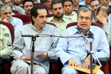 afp : Senior Iranian reformist activist Saeid Hajarian (front-R) testifies on August 25, 2009 during a hearing at the revolutionary court in Tehran in the trial of seven more people