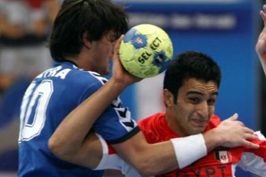 epa01818311 Eslam Ibrahim (R) of Egypt attacks as Fedenico Vieyra (L) of Argentina tries to defend during XVII Men?s Junior Handball World Championship qualification