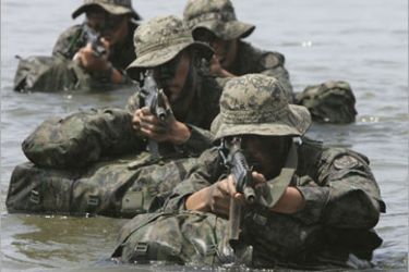 REUTERS/ South Korean special warfare command soldiers conduct a sea infiltration drill during a photo call in Taean, about 150 km (93 miles) southwest of Seoul, August 5, 2009.