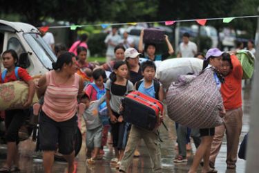 epa01839449 A picture made available on 28 August shows refugees fled from Kokang in Myanmar's Shan State walking into Nansan town in Zhenkang County in southwest China's