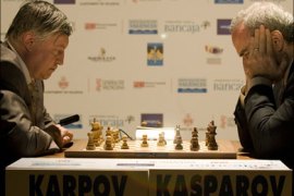 afp - Chess legends Garry Kasparov (R) and Anatoli Karpov play chess at the Arts Palau in Valencia ,on Septemeber 22, 2009, 25 years after their epic world championship duel.