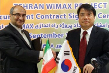 epa : epa01859977 Kim Woon-sub (R), chief of Samsung Electronics' network business department, shakes hands with Farahmand Zargari, CEO of Shams Tamin Company