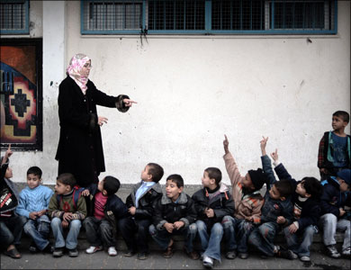 الفلسطينيون تساءلوا لماذا لا يدرس أبناؤهم المجازر التي ترتكب بحقهم؟ (الفرنسية-أرشيف)