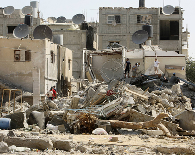شبكة المنظمات الأهلية تحمل الاحتلال الإسرائيلي مسؤولية تدهور الأوضاع بقطاع غزة (رويترز)