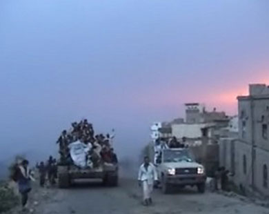 صورة من شريط فيديو للحوثيين يظهر عناصرهم على دبابة حكومية بعد استيلائهم عليها (الفرنسية-أرشيف)