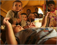 أوضاع صعبة يعانيها المدنيون في مخيمات النزوح بشمال اليمن (الجزيرة)