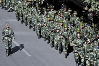 afp : Chinese troops march along a street of Urumqi, the capital of the Xinjiang Uyghur autonomous region, on September 5, 2009. Some Han Chinese residents have