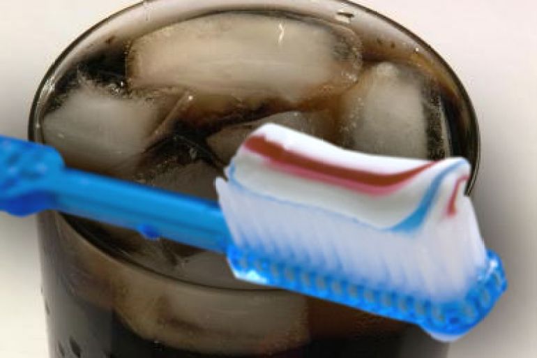 أنتظر لتغسل أسنانك بالفرشاة بعد شرب الكولا أو العصير