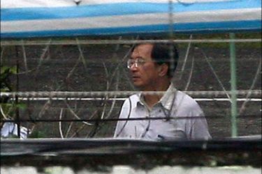 afp : Former Taiwan president Chen Shui-bian (R) is escorted by a policeman (unseen) at the Taipei Detention Centre in Tucheng, Taipei county, on September 11, 2009. A