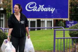 afp : A woman leaves the staff shop entrance of the Cadbury chocolate factory in Birmingham, central England, on September 7, 2009. US giant Kraft Foods on Monday