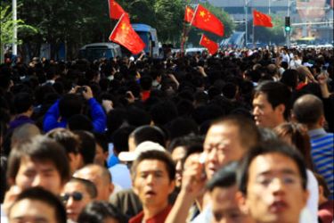afp : Han Chinese waving national flags demonstrate downtown in Urumqi, in northwest China's Xinjiang region, on September 3, 2009. Crowds of angry Han Chinese took to