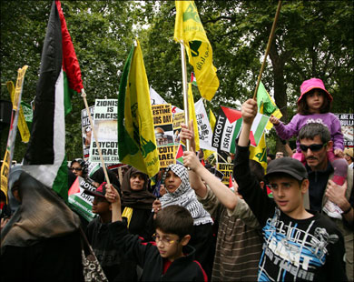 المتظاهرون رفعوا أعلام فلسطين وحزب الله