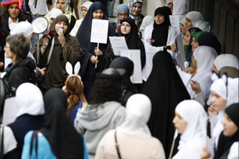 afp : Veiled women protest against the ban of the headscarf, worn by Muslim girls, at schools on the first day of the new school year in Antwerp on September 1, 2009. AFP