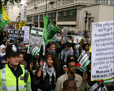 أفراد من الشرطة البريطانية رافقوا مسيرة المظاهرة في شوارع لندن