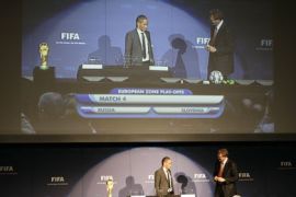 South African football player Steven Pienaar (L) and FIFA secretary general Jerome Valcke make the draw of the European zone play-off matches for the FIFA 2010 World Cup in South Africa on October 19, 2009 in Zurich.