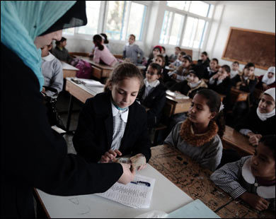 إحدى مدارس البنات الابتدائية التابعة لأونروا بفلسطين (الفرنسية-أرشيف)