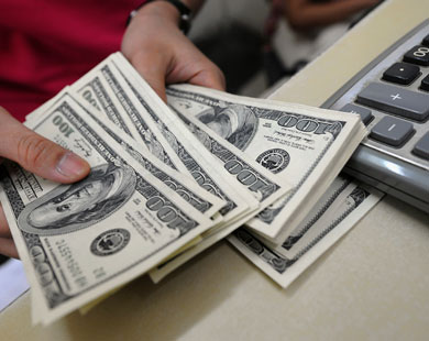 هل تتمكن واشنطن من التصدي لجهود تحييد الدولار كعملة دولية مهيمنة؟ (الفرنسية) 