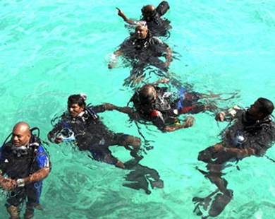 أعضاء مجلس وزراء المالديف في تجربة عملية على الغوص (أسوشيتدبرس)