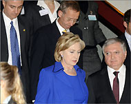 هيلاري كلينتون (وسط) قادت الجهود الأميركية من أجل توقيع الاتفاق (الفرنسية)