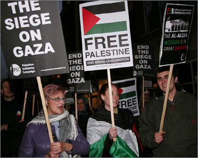 المتظاهرون نددوا بالانتهاكات الإسرائيلية ودعوا لحماية الأقصى والقدس