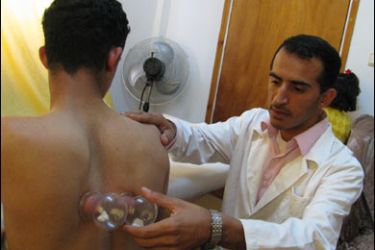 عادل عمرو يجري عملية حجامة - من تقرير عوض الرجوب- الخليل - فلسطينيون يهربون من الأدوية إلى الحجامة والأعشاب