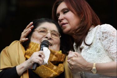 afp - This file picture shows Argentine president Cristina Fernandez de Kirchner (R) embracing popular singer Mercedes Sosa on the stage in front of the Government