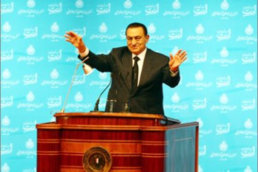 epa01916911 Egyptian President Hosni Mubarak waves to supporters during the opening ceremony of the annual conference of the Sixth National