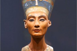 epa01682868 (FILE) A file picture dated 12 August 2005 shows the bust of ancient Egyptian Queen Nefertiti at the Old Museum in Berlin, Germany