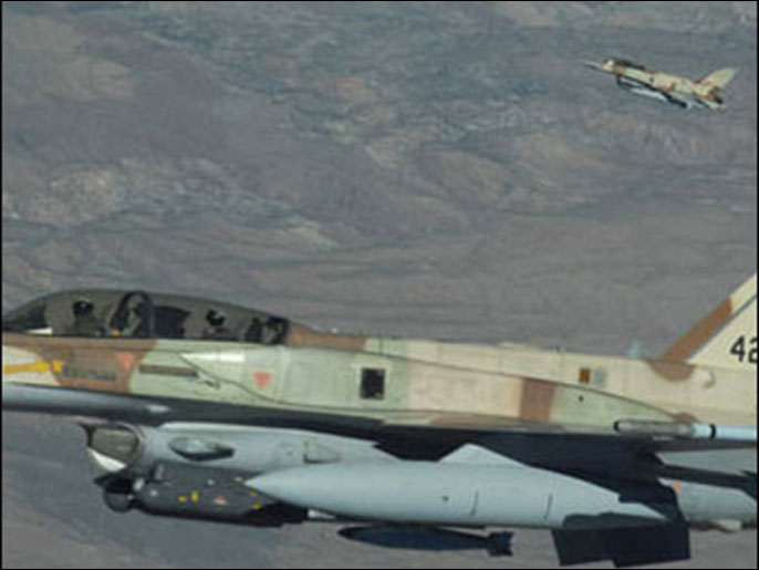 مقاتلتان إسرائيليتان خلال مناورات مشتركة مع الولايات المتحدة عام 2009 (الفرنسية)